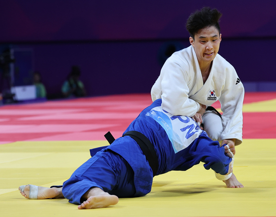 An Ba-ul faces Ryoma Tanaka of Japan in the men's 66-kilogram judo semifinal match at the Hangzhou Asian Games at the Xiaoshan Linfu Gymnasium in Hangzhou, China on Sept. 24, 2023. [YONHAP]