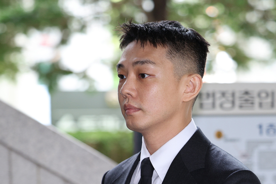 Actor Yoo Ah-in attends his final trial for drug charges at the Seoul Central District Court in southern Seoul on Wednesday. [NEWS1]