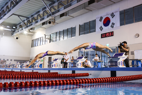 Seong Seung-min, left, and Kim Sun-woo practice swimming during a modern pentathlon media day at the Military Sports Unit in Mungyeong, North Gyeongsang on June 28. [YONHAP]