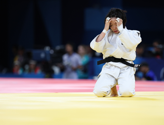 Lee Hye-kyeong looks disappointed after losing the women's judo -48-kilogram round of 32 on Saturday in Paris. [YONHAP]