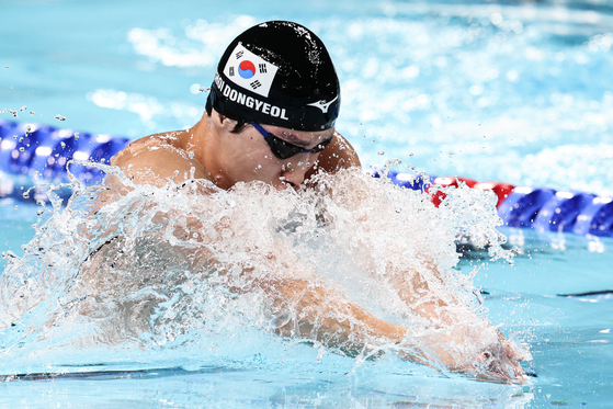 Choi Dong-yeol competes in the men’s 100-meter breaststroke heats at the Paris Olympics at Paris La Defense Arena in Nanterre, France on Saturday. [NEWS1]
