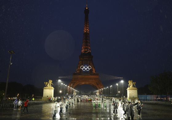 The Eiffel Tower during the opening ceremony of the 2024 Paris Olympics.   [AP/YONHAP]