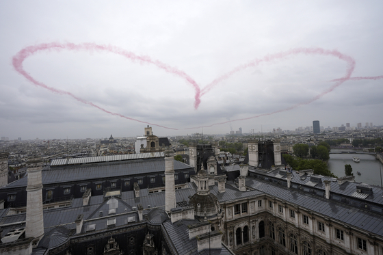 Aircraft make a heart out of smoke over Paris during the opening ceremony.  [AP/YONHAP]