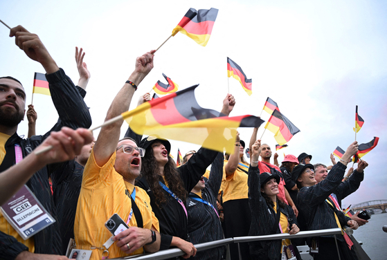 The boat carrying team Germany makes its way down the Seine.  [AFP/YONHAP]