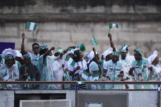 The boat carrying team Nigeria makes its way down the Seine.  [AP/YONHAP]