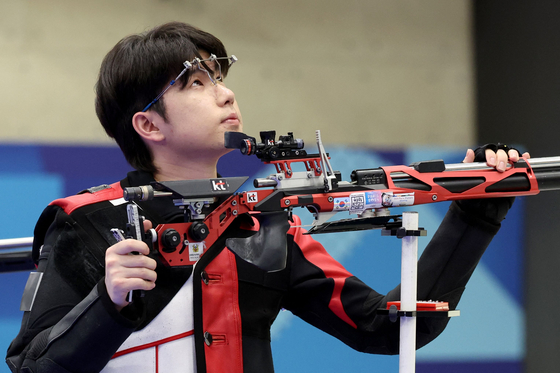 Korea's Park Ha-jun competes in the mixed 10-meter air rifle gold medal match during the Paris Olympics at the Chateauroux Shooting Centre in Paris on Saturday. [AFP/YONHAP]