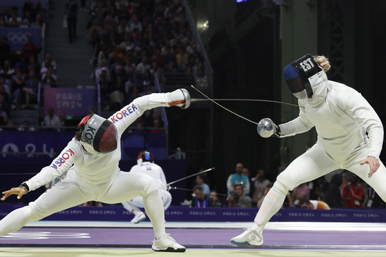 Korea's Kang Young-mi competes against Estonia's during the individual women's epee table of 32 on Saturday at the Grand Palais in Paris. [REUTERS/YONHAP] 