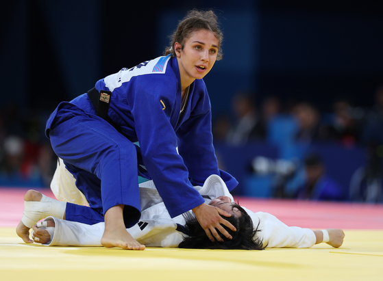Sweden's Tara Babulfath defeats Korea's Lee Hye-kyeong in the round of 32 match of the women's -48-kilogram judo contest on Saturday at the Champ-de-Mars Arena in Paris. [YONHAP]