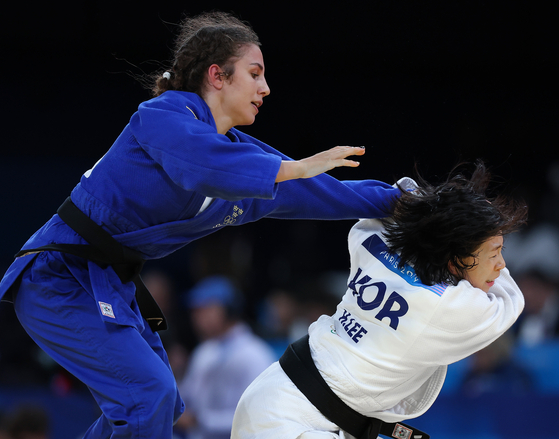 Lee Hye-kyeong, right, competes in the round of 32 in the women's -48-kilogram judo contest at the 2024 Paris Olympics against Sweden's Tara Babulfath at the Champ-de-Mars Arena in Paris on Saturday. [YONHAP]