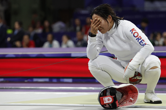 Kang Young-mi reacts to her lose in the individual women's epee round of 32 in Paris on Saturday. [REUTERS/YONHAP]
