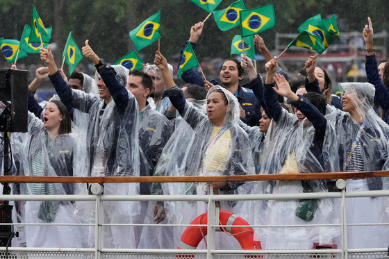 The boat carrying team Brazil makes its way down the Seine.  [REUTERS/YONHAP]