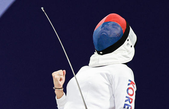 Song Se-ra cheers after winning her round of 32 match in the individual women's epee event at the Grand Palais in Paris on Saturday. [NEWS1]