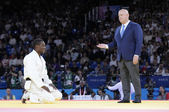 Zambia's Simon Zulu reacts after being disqualified in a bout against Korea's Kim Won-jin in the men's judo -60-kilogram contest at the Champ-de-Mars Arena in Paris on Saturday. [AP/YONHAP]