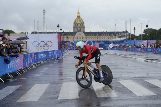 Tobias Foss of Norway competes in the men's cycling time trial event, at the 2024 Summer Olympics in Paris, France on Saturday. [AP/YONHAP]