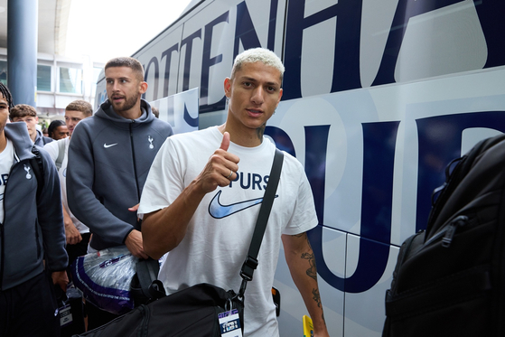 Richarlson flashes the camera a thumbs up as he prepares to board the team bus. [COUPANG PLAY]