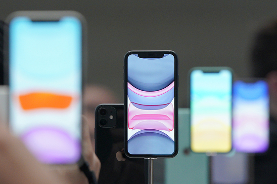iPhones are displayed during an event in Cupertino, Calif., on Tuesday, Sept. 10, 2019. [AP/YONHAP]