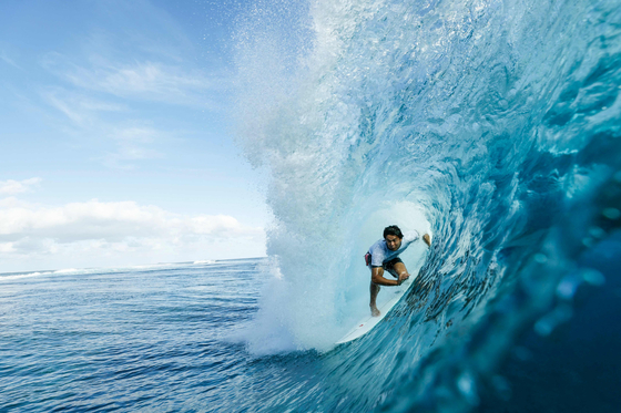 Japan's Connor O'Leary tucks into the barrel during a surfing training session in Teahupo'o on the French Polynesian Island of Tahiti at the 2024 Paris Olympics on Friday.  [REUTERS/YONHAP]