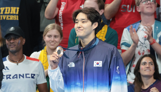 Korea's Kim Woo-min poses with his bronze medal at the 2024 Paris Olympics in Paris on Saturday.  [YONHAP]