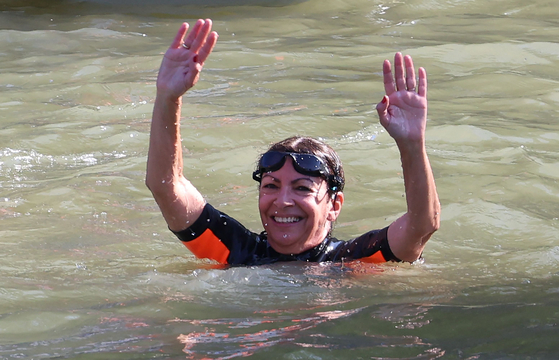 Paris Mayor Anne Hidalgo swims in the Seine River in Paris on July 17, 2024. [AFP/YONHAP]