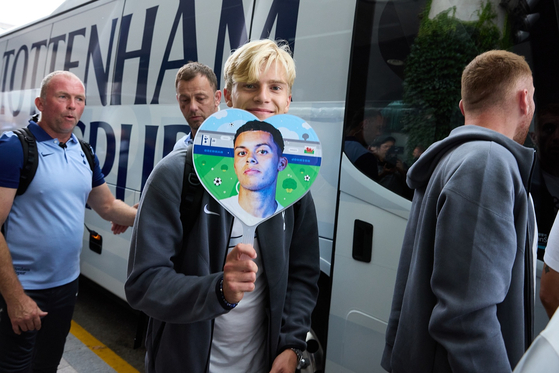 Lucas Bergvall holds up a fan with a photo of Brennan Johnson's face — presumably made by a fan. [COUPANG PLAY]