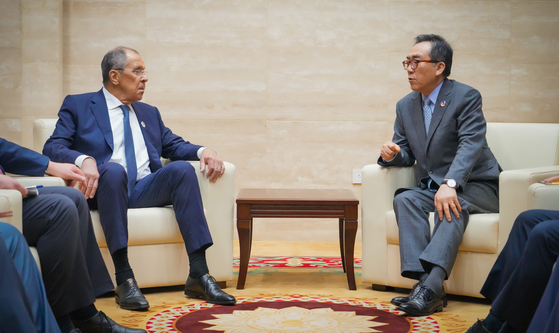 South Korean Foreign Minister Cho Tae-yul, right, speaks with his Russian counterpart Sergey Lavrov on the sidelines of the Asean Plus Three foreign ministers’ meeting at the National Convention Center in Vientiane, Laos, on Saturday. [MINISTRY OF FOREIGN AFFAIRS]