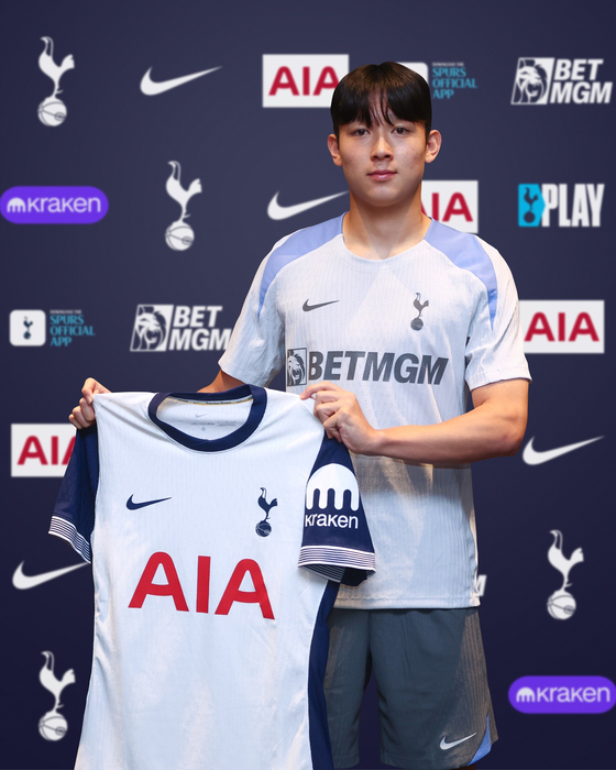 Yang Min-hyeok poses with his Tottenham Hotspur jersey in a photo shared on the club's official Facebook account on Sunday. [SCREEN CAPTURE]