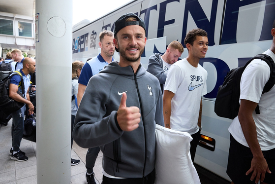 James Maddison gives a thumbs up as he prepares to board the team bus. [COUPANG PLAY]