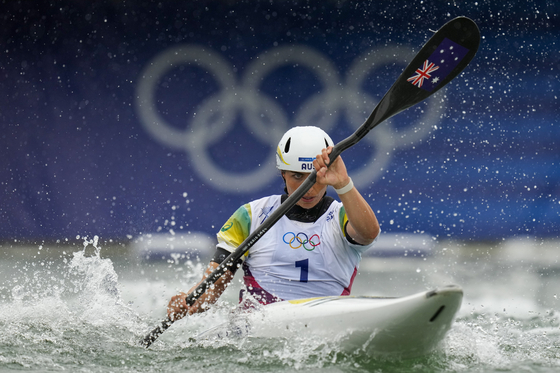 Jessica Fox of Australia competes in the women's kayak single heats during the canoe slalom at the Paris Olympics in Vaires-sur-Marne, France on Saturday. [AP/YONHAP]