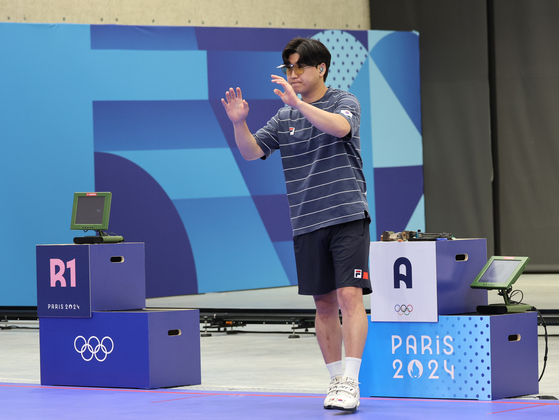 Lee Won-ho waves to the audience after being eliminated from the final round of the men's 10-meter air pistol at the Paris Olympics in Chateroux, France on Sunday. [YONHAP]