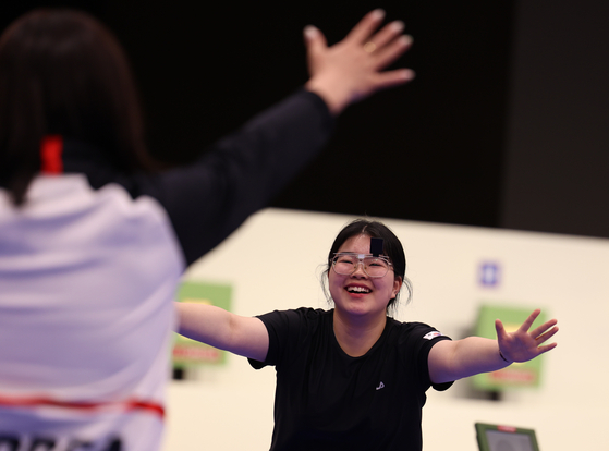 Oh Ye-jin celebrates with her coach after winning gold in the women's 10-meter air pistol at the Paris Olympics on Sunday. [EPA/YONHAP]