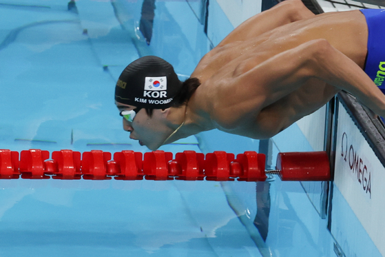 Korea's Kim Woo-min enters the water to start the men's 400-meter freestyle final at the 2024 Paris Olympics in Paris on Saturday.  [JOINT PRESS CORPS]