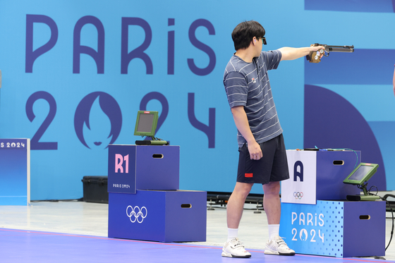 Lee Won-ho, who advanced into the men's 10-meter air pistol final at the 2024 Paris Olympics at the Chatereaux Shooting Center in France on Sunday, is aiming at the target. [YONHAP]