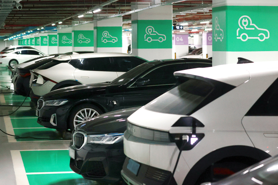 The Seoul Metropolitan Government said Sunday it is implementing a policy that limits EV charging at an ultra-fast charger to a maximum of 80 percent in an effort to increase access to chargers for more drivers. [YONHAP]