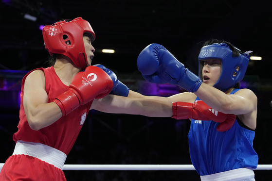 Chinese Taipei's Wu Shih Yi, left, hits Korea's Oh Yeon-ji in their women's 60-kilogram boxing match at the 2024 Paris Olympics on Saturday in Paris, France.  [AP/YONHAP]