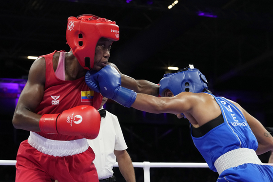 Sweden's Agnes Alexiusson, right, hits Ecuador's Maria Jose Palacios Espinoza in the women's 60 kilogram preliminary boxing match at the Paris Olympics in Paris, France on Saturday. [AP/YONHAP]