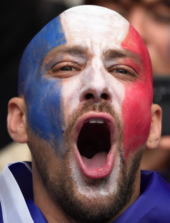 A fan cheers for Team France during a men's semifinal rugby sevens match against South Africa in Stade de France in Paris on Saturday. France went on to take gold in the event. [XINHUA/YONHAP]