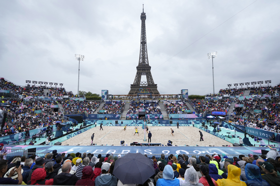Sweden and Australia compete in men's beach volleyball at Eiffel Tower Stadium at the 2024 Summer Olympics in Paris on Saturday. [AP/YONHAP]