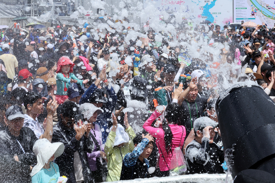 People enjoy a local water festival in Jangheung County in South Jeolla on Sunday. [YONHAP] 