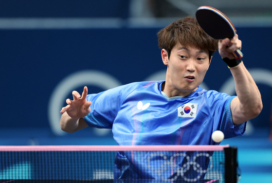 Cho Dae-seong competes during the men's singles table tennis round of 64 on Sunday at the South Paris Arena in Paris. [YONHAP]
