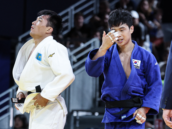 Korean judoka An Ba-ul, right, reacts after losing to Gusman Kyrgyzbayev of Kazakhstanin the men’s -66 kilogram elimination round of 16 at the Paris Olympics on Sunday at Champ-de-Mars Arena in Paris. [NEWS1] 