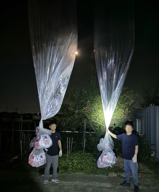 Members of the Fighters for a Free North Korea, a North Korean defectors' group, send balloons carrying anti-Pyongyang leaflets to North Korea in the South Korean border city of Paju on June 20. [NEWS1]