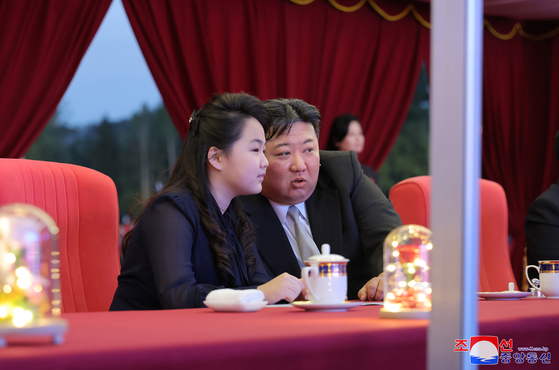 In this photograph released by the North’s state-controlled Korea Central News Agency on May 15, North Korean leader Kim Jong-un, right, attends the May 14 opening of a residential complex on Junwi Street, an area in the North Korean capital reserved for the regime’s ruling class, next to his daughter Kim Ju-ae. [YONHAP]