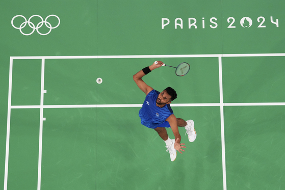 India's Prannoy H. S. goes to smash a shot during a men's badminton group stage match at Port de la Chapelle Arena in Paris, France on Sunday.  [AP/YONHAP]