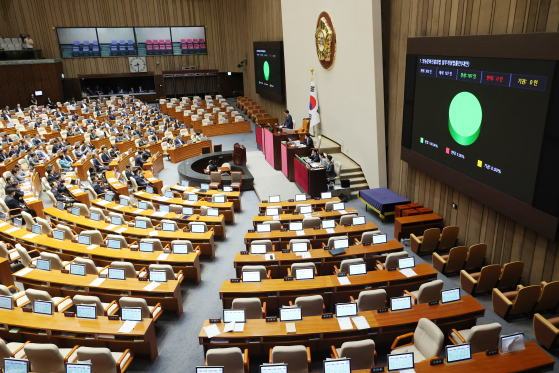 A bill amending the Foundation for Broadcast Culture Act passes in a 187-0 vote in the National Assembly in Yeouido, western Seoul, on Monday after People Power Party lawmakers boycotted the vote. [YONHAP]