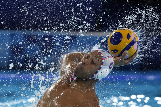France's Thomas Vernoux scores a goal during a men's Water Polo match between France and Hungary in Saint-Denis, France on Sunday.  [AP/YONHAP]