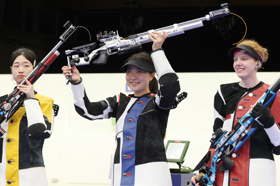 Korea's Ban Hyo-jin, center, celebrates after winning the women's 10-meter air rifle final at the Chateauroux Shooting Centre in Chateauroux, France on Monday. [YONHAP]