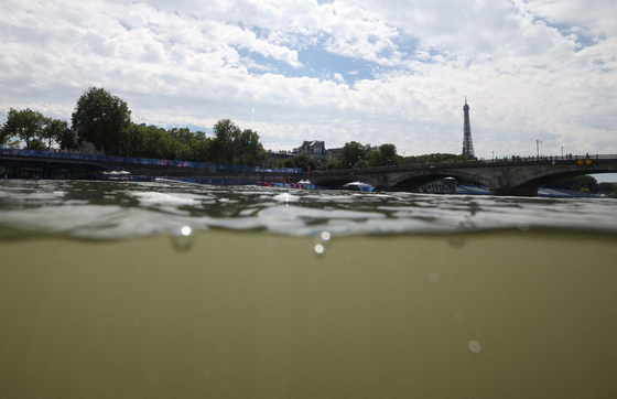 A view of the Eiffel Tower is seen at the triathlon start on Sunday after training in the Seine was canceled over water quality concerns. [REUTERS/YONHAP]