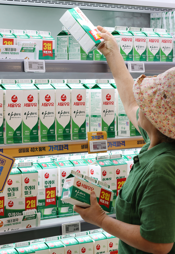 Milk cartons are displayed at a discount mart in Seoul on Monday. [YONHAP]
