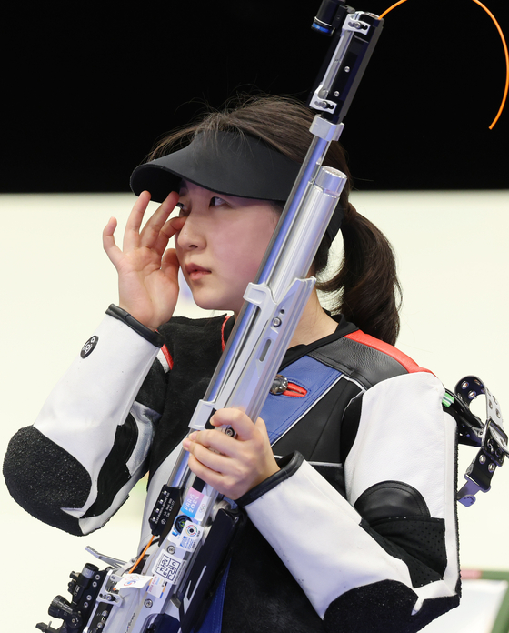 Korea's Ban Hyo-jin wipes away tears after winning the gold medal after a shoot-off. [YONHAP]