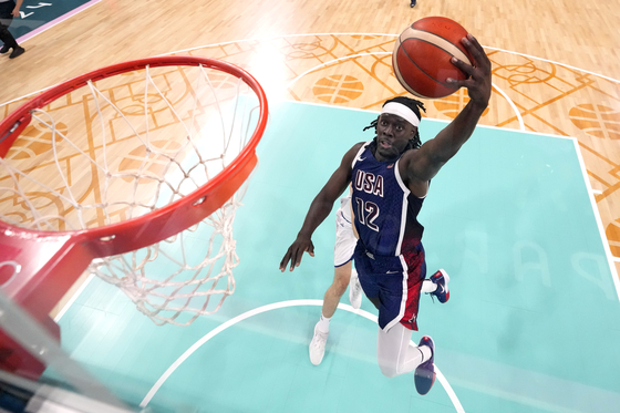 Jrue Holiday of the United States dunks during a men's basketball game against Serbia at the Paris Olympics in Villeneuve-d'Ascq, France on Sunday. [AP/YONHAP] 